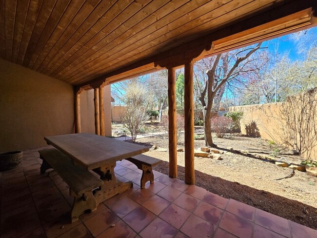 Building Photo - 570 1/2 Garcia St