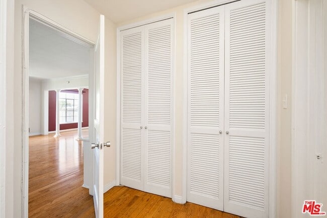 Building Photo - 1323 N Olive Dr