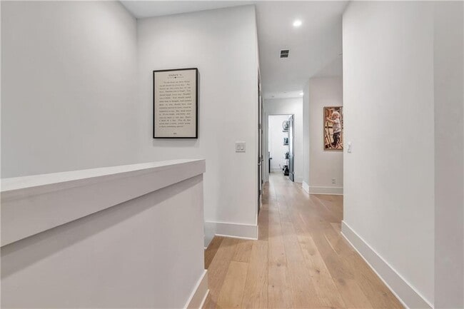 Building Photo - 580 Heatherden Ave