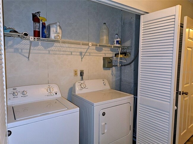 Building Photo - 255 Capri Cir N