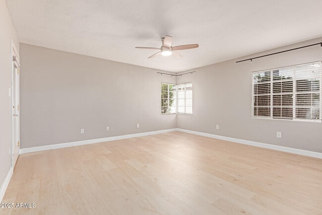 Building Photo - 1049 E Colter St