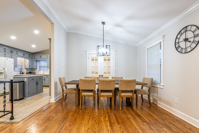 Building Photo - 702 Chambers Dr NE