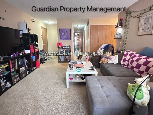 Building Photo - Plymouth Town Home, 1 Car Garage, Dishwasher, In Unit Laundry, Patio