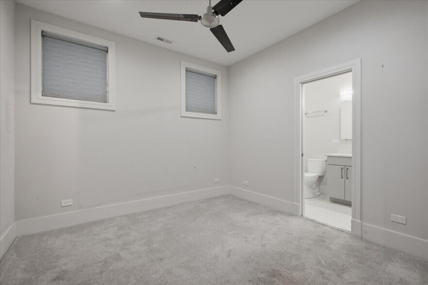 Building Photo - 3049 N Clybourn Ave