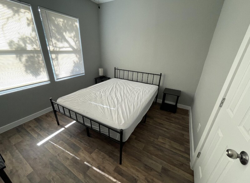 Building Photo - 427 E Southcross