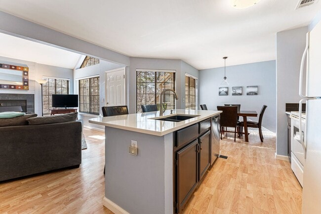 Building Photo - Updated 1 BDR with loft in Gunbarrel