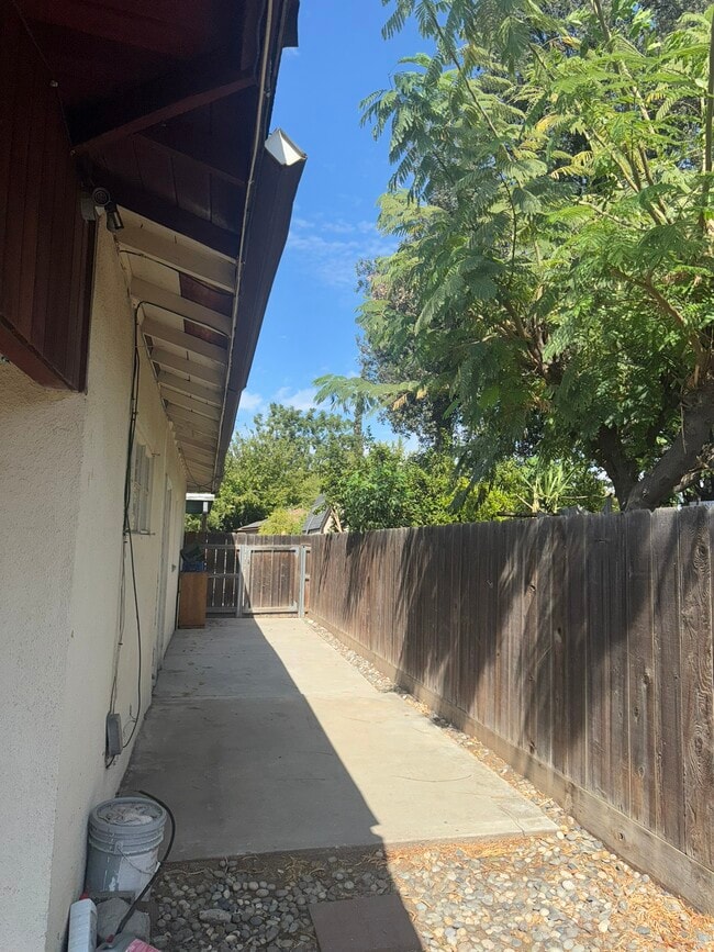 Building Photo - 3874 Arden Dr S