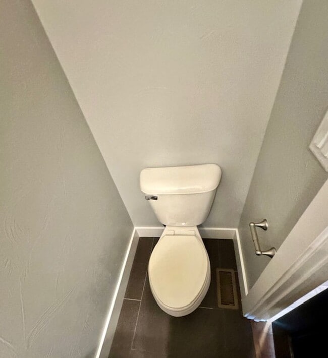 Building Photo - 3 Bedroom, 2 1/2 Bathroom Townhouse -2 weeks free rent with 1-year lease-