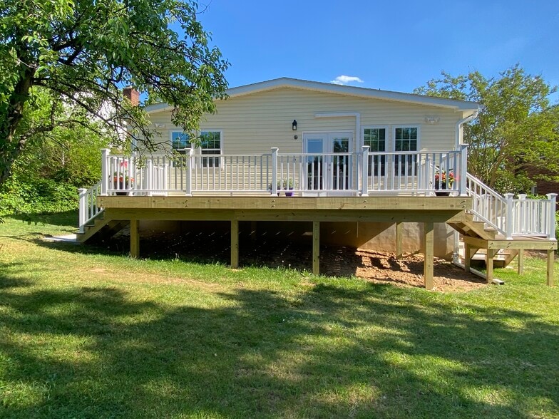 Deck - 3420 Purdue St