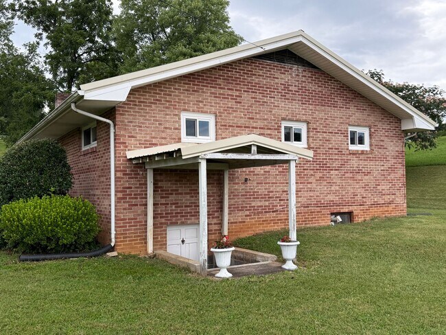 Building Photo - Spotless & Spacious! 3BR Home Near Volunte...