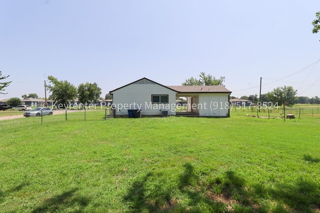 Building Photo - Beautifully Done 3 Bedroom House! Available for Immediate Move in!