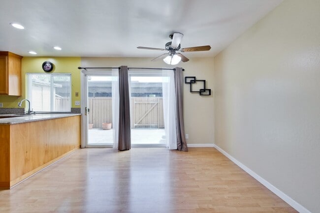 Building Photo - Beautiful 4 Bed 2.5 Bath Town Home in Fremont Northgate Area !