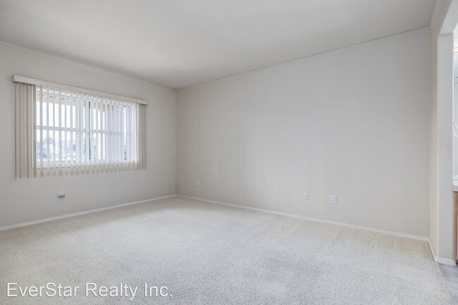 Building Photo - 2 br, 2 bath House - 300 Col Pt Dr C-201