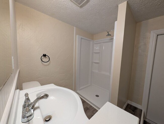 Building Photo - 6617 Lenoir Dr