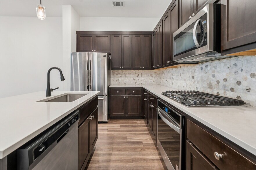 Building Photo - 2215 Adena Springs Dr
