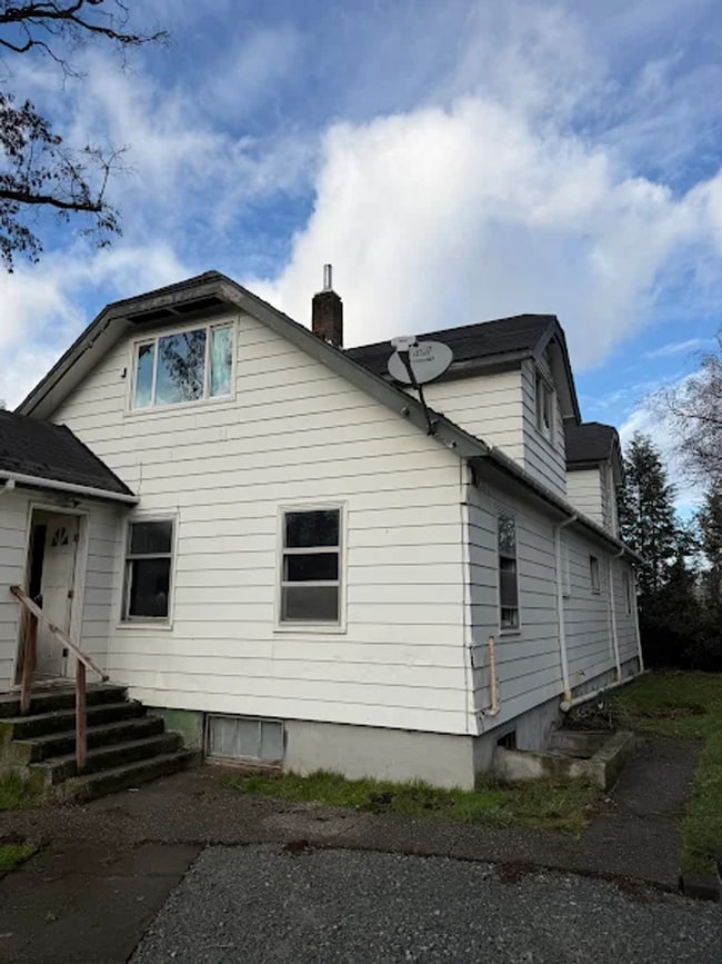 Building Photo - Spacious, clean, updated home ready now! $200 Off First Month´s Full Rent