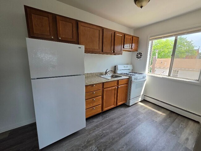 Interior Photo - 4340 SHERIFF RD NE