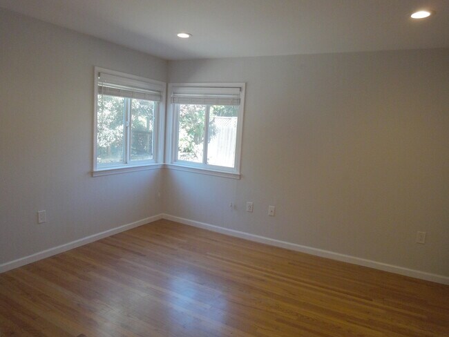 Building Photo - 3 Le Claire Ct