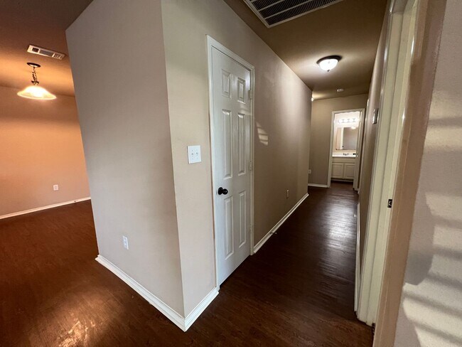 Building Photo - Welcome home to this spacious 3-bedroom, 2-bath quadplex in Krum!