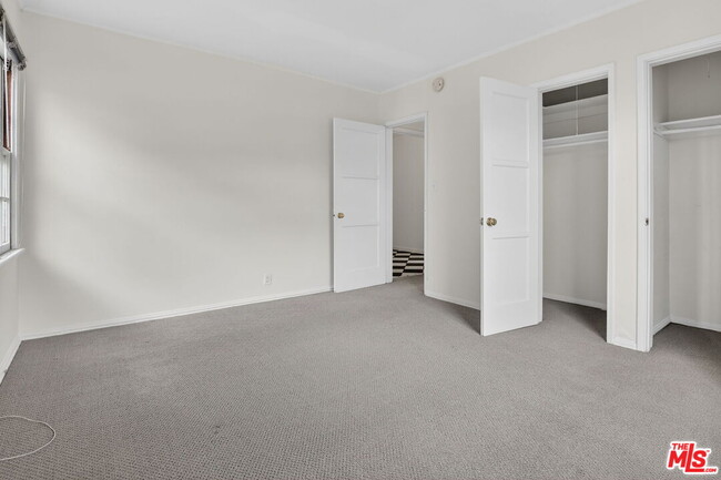 Building Photo - 314 N St Andrews Pl