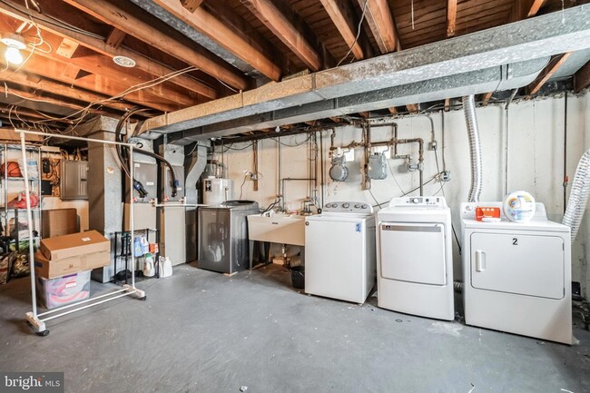 Building Photo - 588 Livezey St
