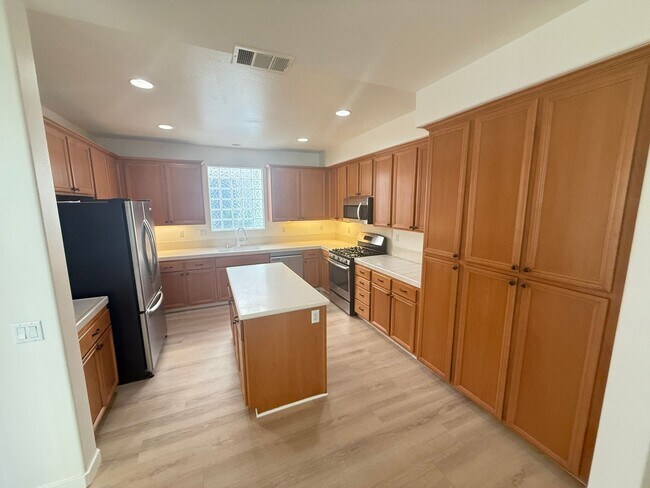 Building Photo - Spacious 3-Bedroom Home in the Andorra Community of Valencia!