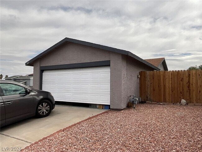 Building Photo - 707 Honeybee Ct