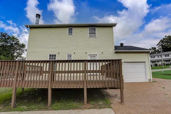 Building Photo - 200 Retreat Ct W