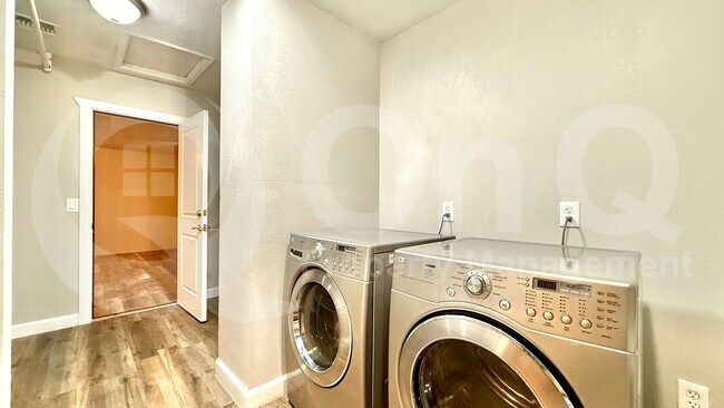 Building Photo - 2502 E Sahuaro Dr