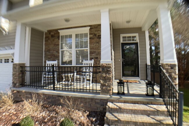 Building Photo - Meticulously maintained 3 bed, fenced yard...