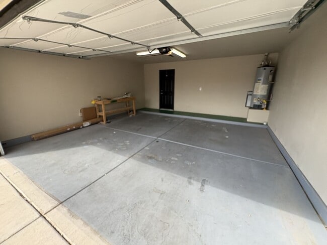 Building Photo - Great eastside location four bedrooms