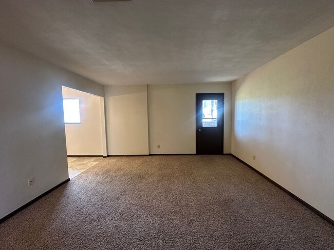 Building Photo - 2 Bedroom/1 Bath Apartment For Rent