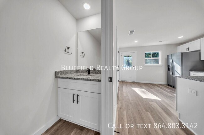 Building Photo - 267 Vanderbilt Rd