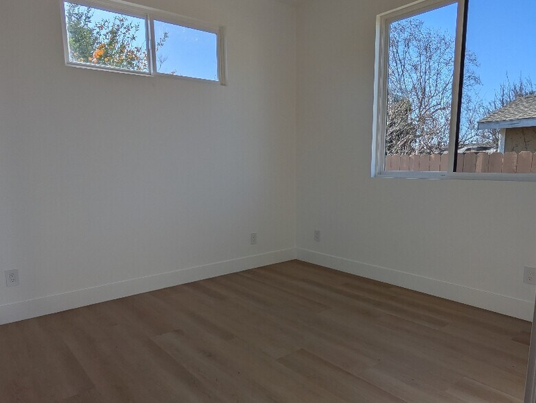 Building Photo - 3036 Greenwood Dr