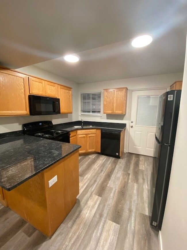 Building Photo - REMODELED 3 BEDROOM TOWNHOME