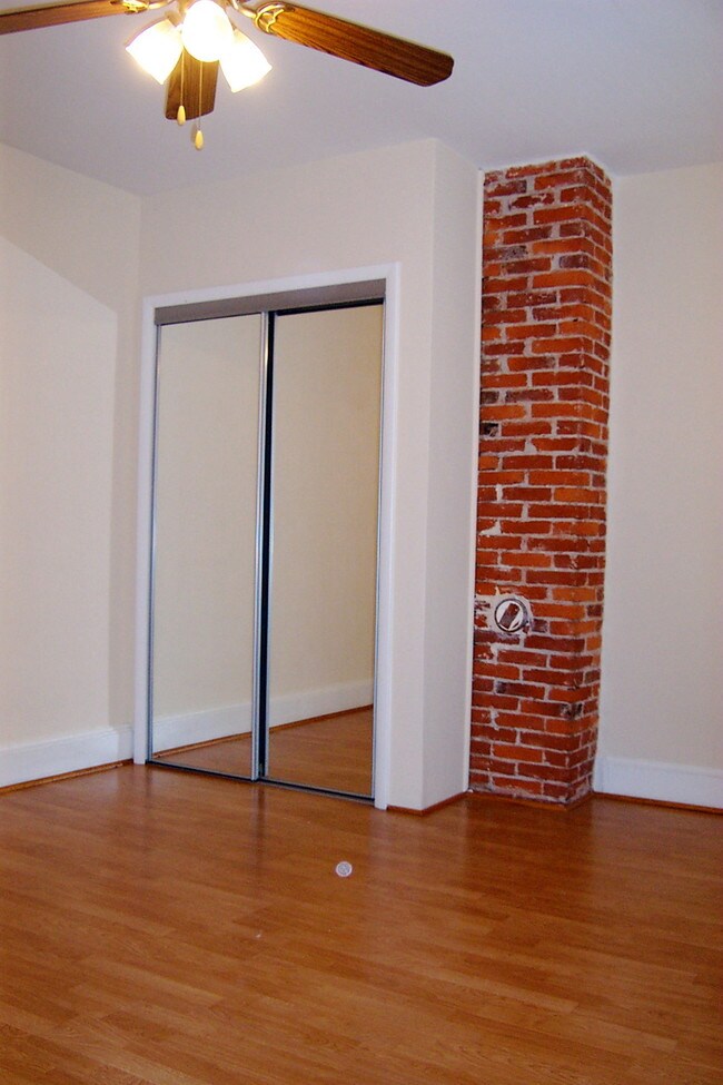 Building Photo - 2628 E Somerset St