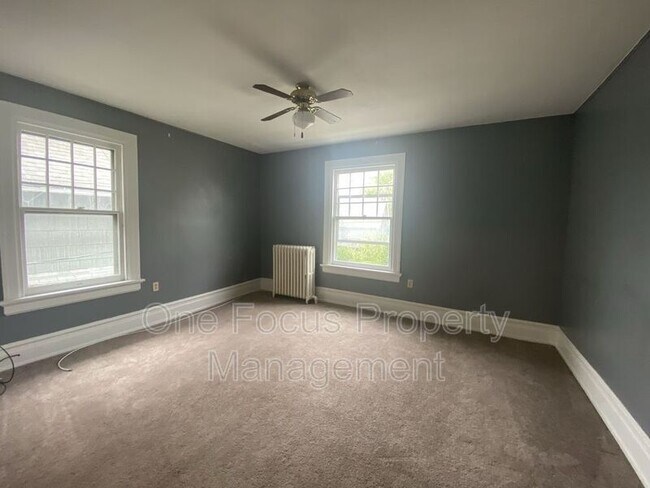 Building Photo - 425 Louisa St