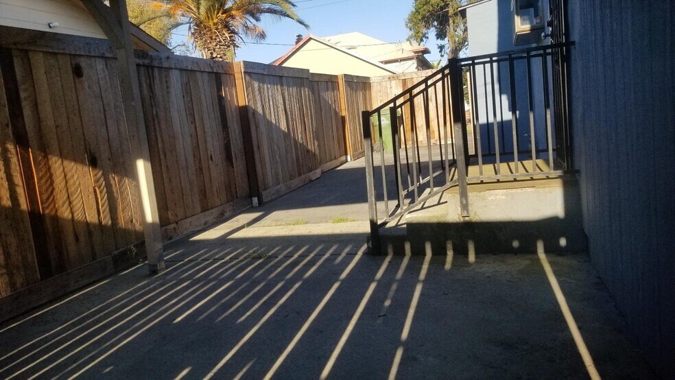 Building Photo - 120 Buena Vista Dr