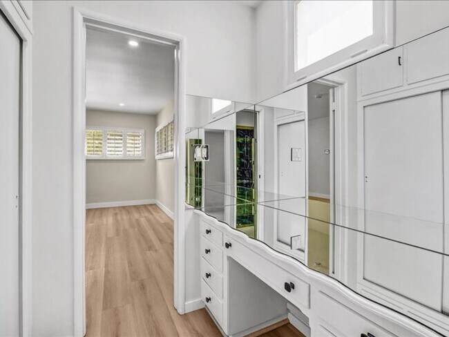Building Photo - Welcome to this charming 3-bedroom, 2-bath...