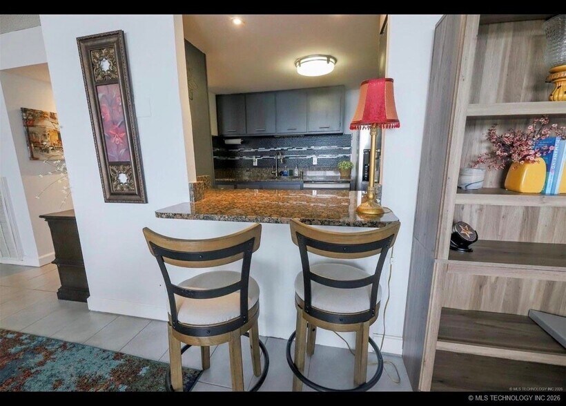 Building Photo - 450 W 7th St
