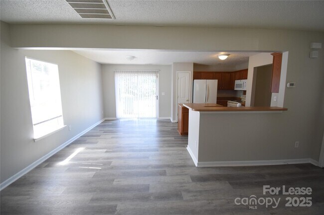 Building Photo - 8139 Chatham Oaks Dr