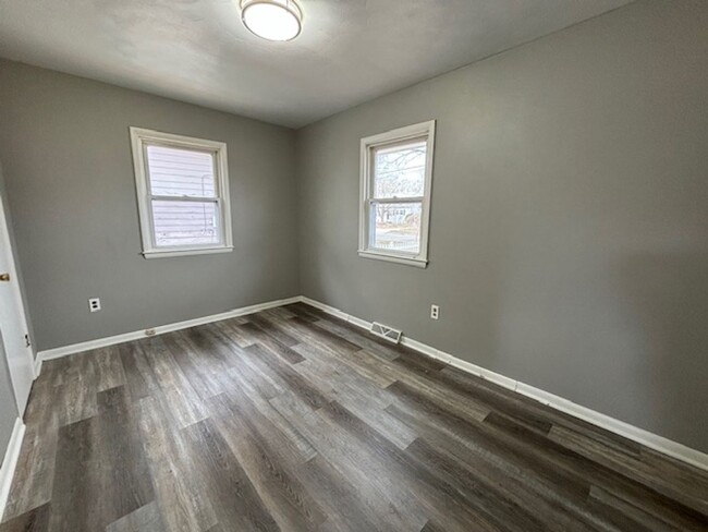 Building Photo - Immediate Move In Remodeled 2 Bed Fenced I...