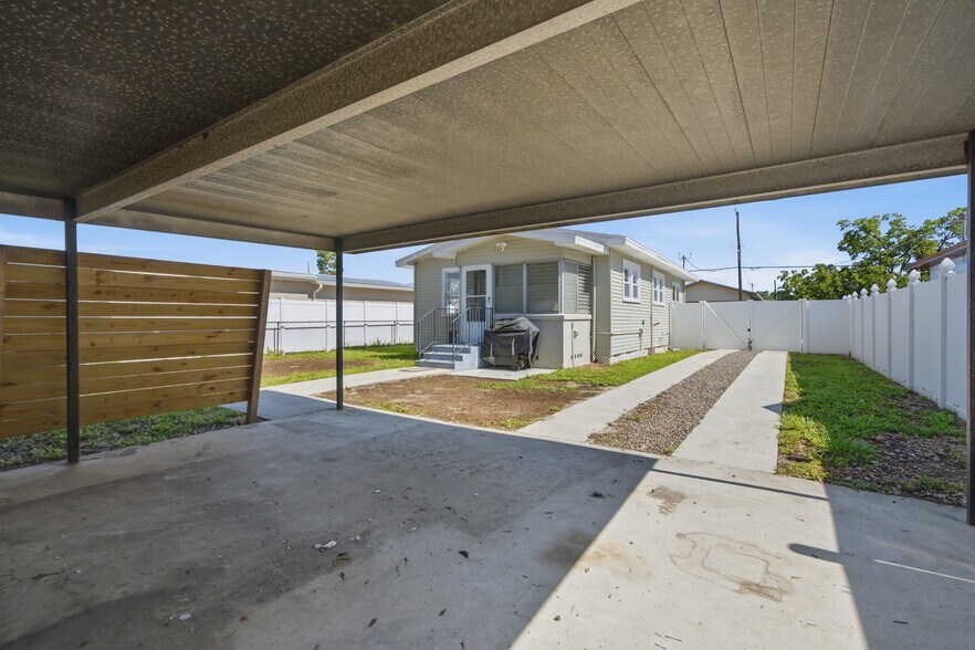 Building Photo - 2704 W Leroy St