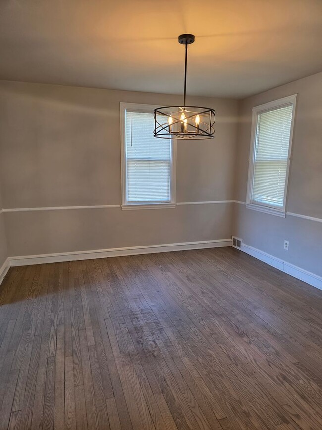 Building Photo - McDaniel Heights Single Family Home