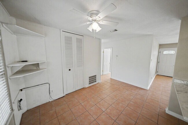Building Photo - 823 Straight Ln