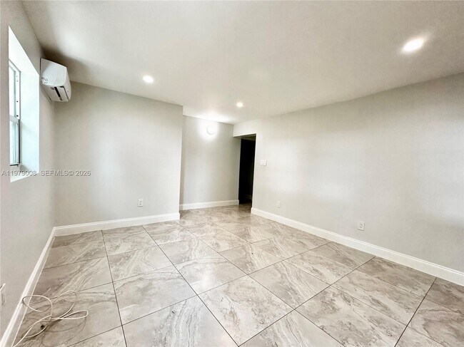 Building Photo - 1279 NE 40th Pl