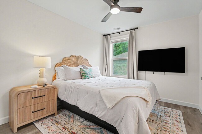 Building Photo - New 4BR Home | Ideal for Families & Teams