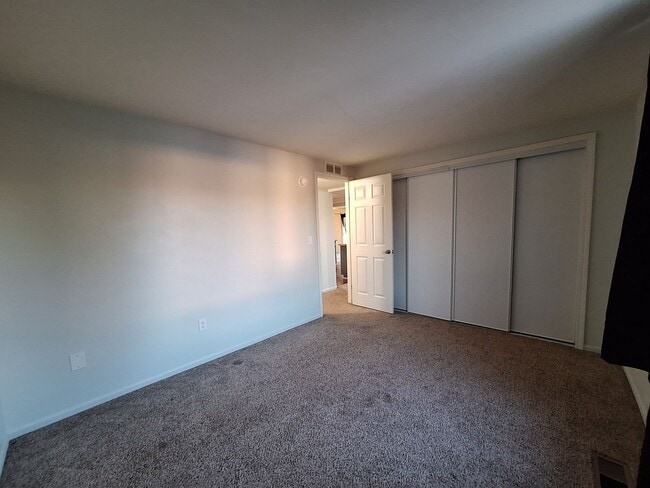 Building Photo - Charming Chesterfield Townhouse