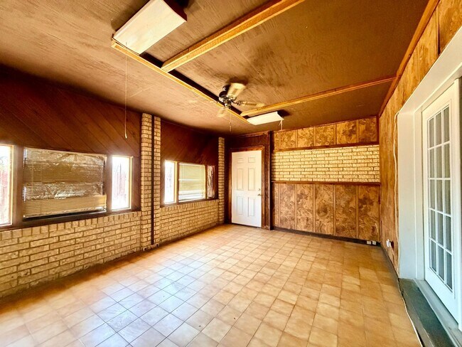 Building Photo - 223 S Dakota St