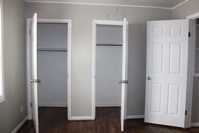 Building Photo - 305 W Lilac Ln